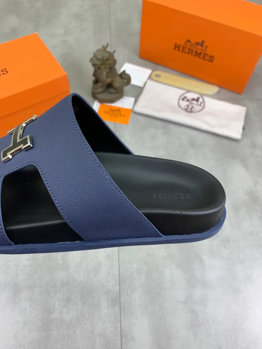 Men's shoes 💰P440 New [HERMES] high-end quality new Hermès slippers, made of imported calfskin, wear-resistant and non-slip rubber outsole. Fashionable and elegant code number: 39-44 (38 45 46 customized)